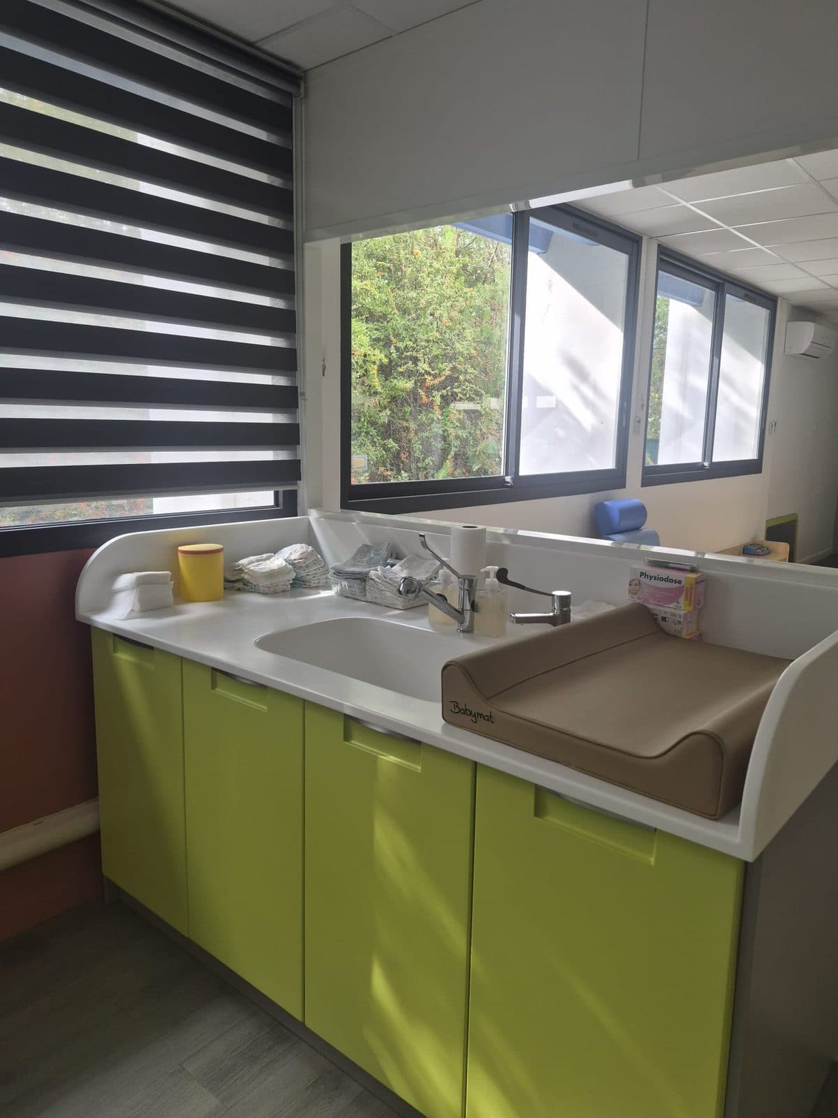 Le plan de change, avec un lavabo et une fenêtre sur la verdure
